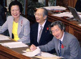 Koizumi smiles at opposition question in Diet session